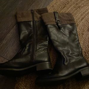Calf high boots with hounds tooth edge